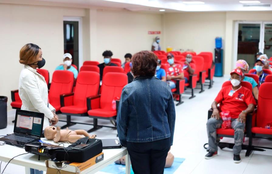 Hospital Moscoso Puello capacita personal en primeros auxilios