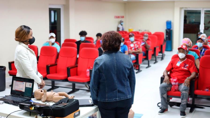 Hospital Moscoso Puello capacita personal en primeros auxilios