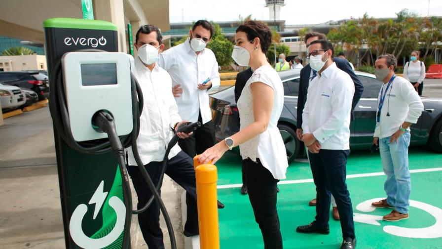 Instalan cinco estaciones de carga para vehículos eléctricos en Aeropuerto Las Américas Instalan cinco estaciones de carga para vehículos eléctricos en Aeropuerto Las Américas