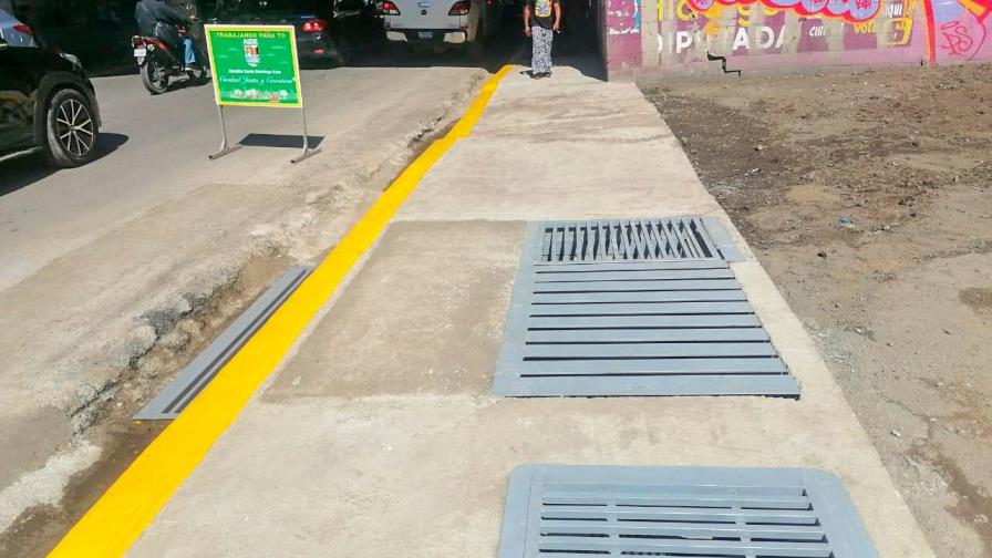 Solucionan problema que estancaba agua en calle de Villa Duarte