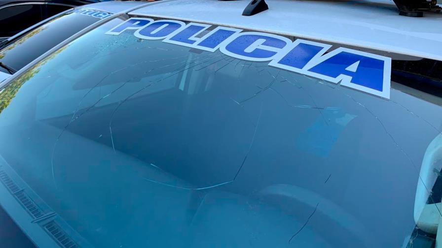 Rompen cristal de una patrulla de la Policía durante operativos del toque de queda