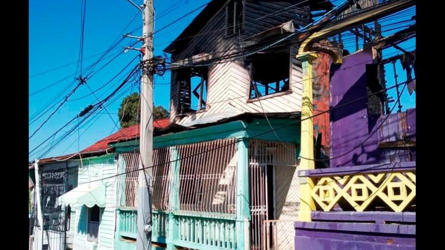 Técnicos de los bomberos y la Policía investigan causa de incendio en local PLD en Santiago