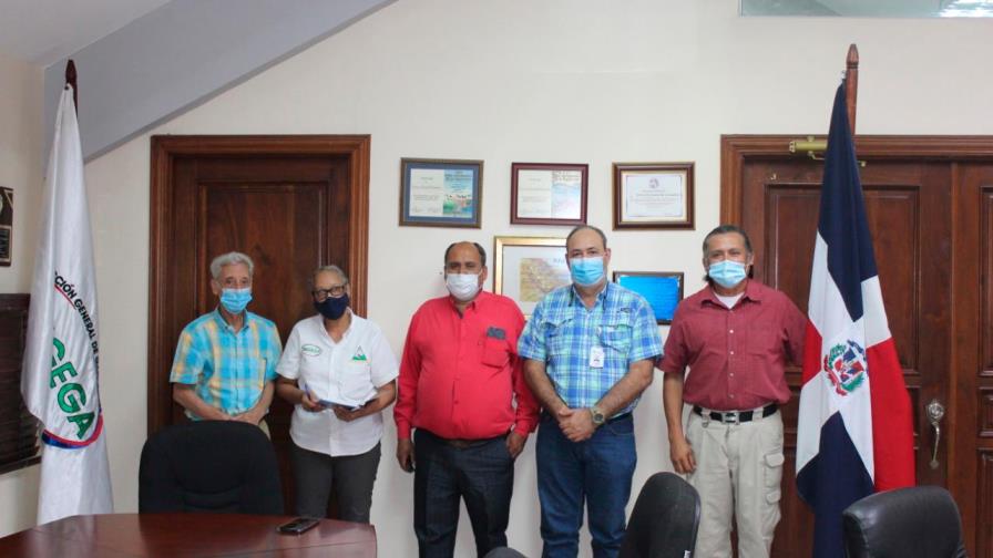 Experto apícola internacional visita al director de Ganadería dominicano 