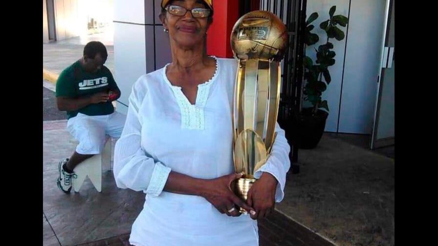 Muere la primera mujer en personificar la mascota de las Águilas Cibaeñas