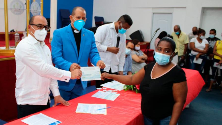 Entregan cheques para pago de alquiler a damnificados de tormenta Laura 