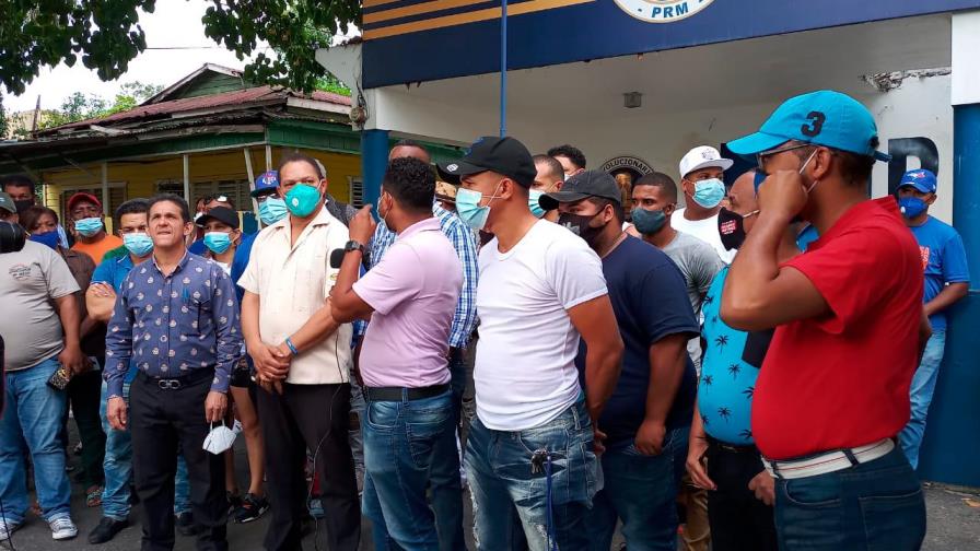 Ocupan local del PRM en Bonao en reclamo de empleos del gobierno