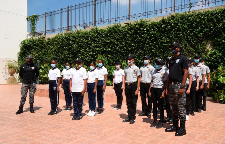 Integran niños y adolescentes a la Policía Juvenil Comunitaria en Santiago