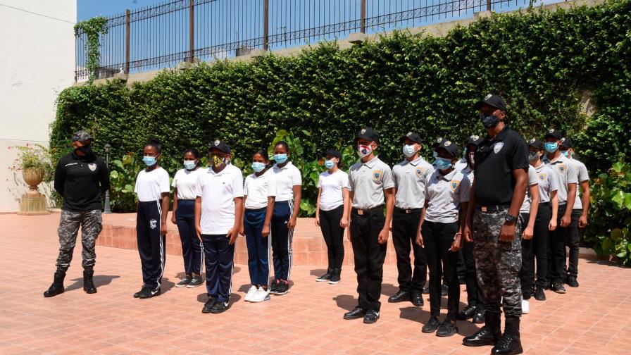 Integran niños y adolescentes a la Policía Juvenil Comunitaria en Santiago