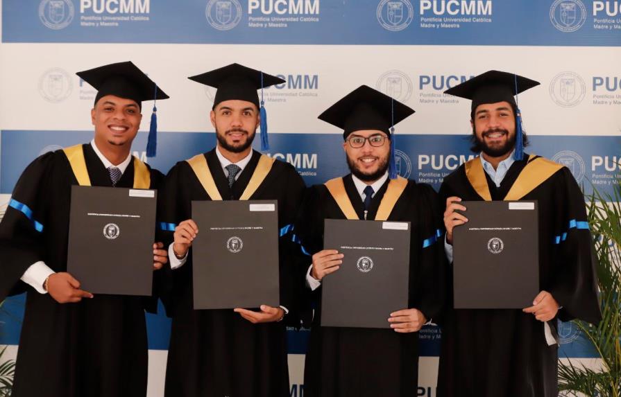 PUCMM gradúa 646 profesionales en su 103 ceremonia de graduación ordinaria