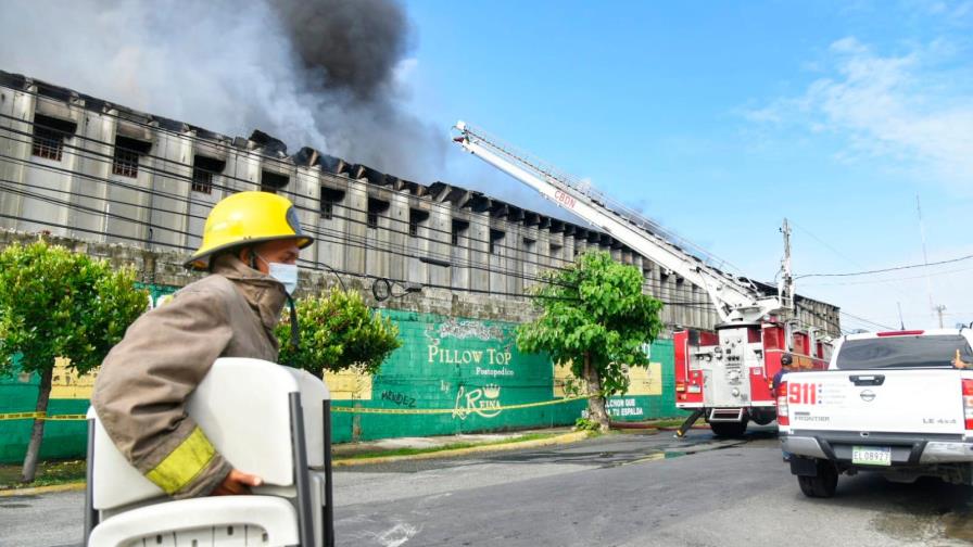 Entidades se unieron para sofocar incendio en fábrica de colchones en el ensanche La Fe