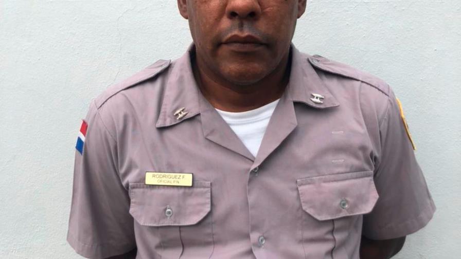 Detienen hombre se vestía de policía para estafar con promesas de visado de EE.UU.