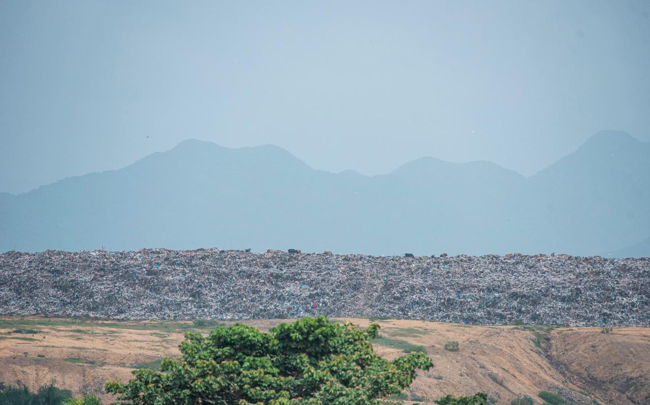 La montaña de residuos es cada vez mas grande en Duquesa