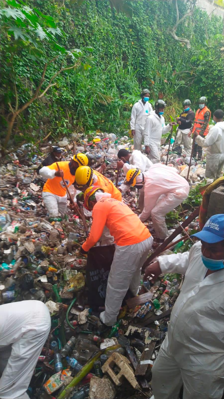 La búsqueda encuentra es dificultades por la cantidad de residuos que arrastra la cañada.