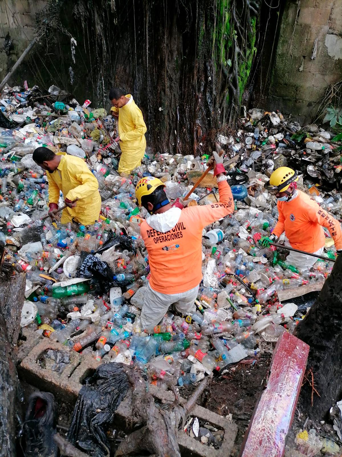 La cañada cruza por el kilómetro 13 de la Autopista Duarte.