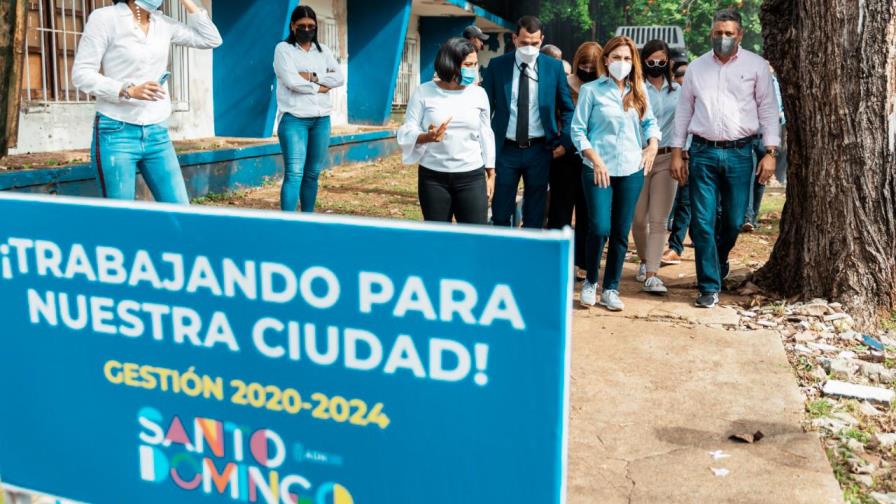 Alcaldía del Distrito reconstruye aceras y contenes en Gascue 