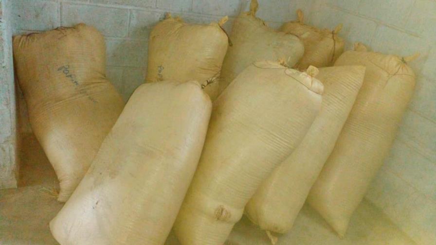 Policía recupera sacos de arroz robados en finca de Montecristi
