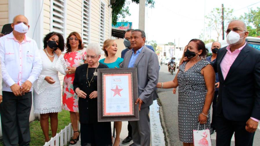 La voz del Yuna develiza estrella en honor a María Cristina en su sexto aniversario