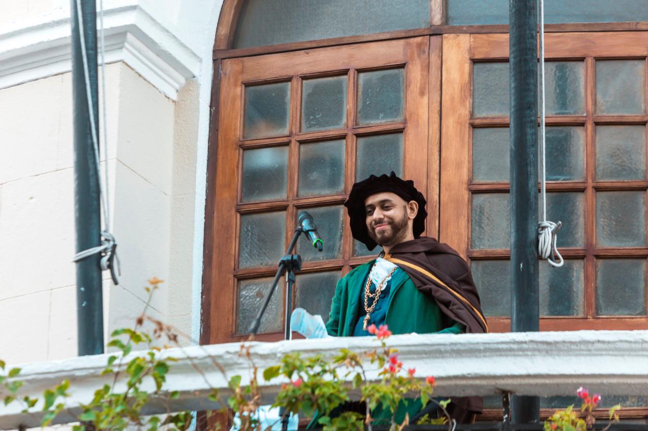 Un heraldo hace la tradicional proclama de la ciudad.