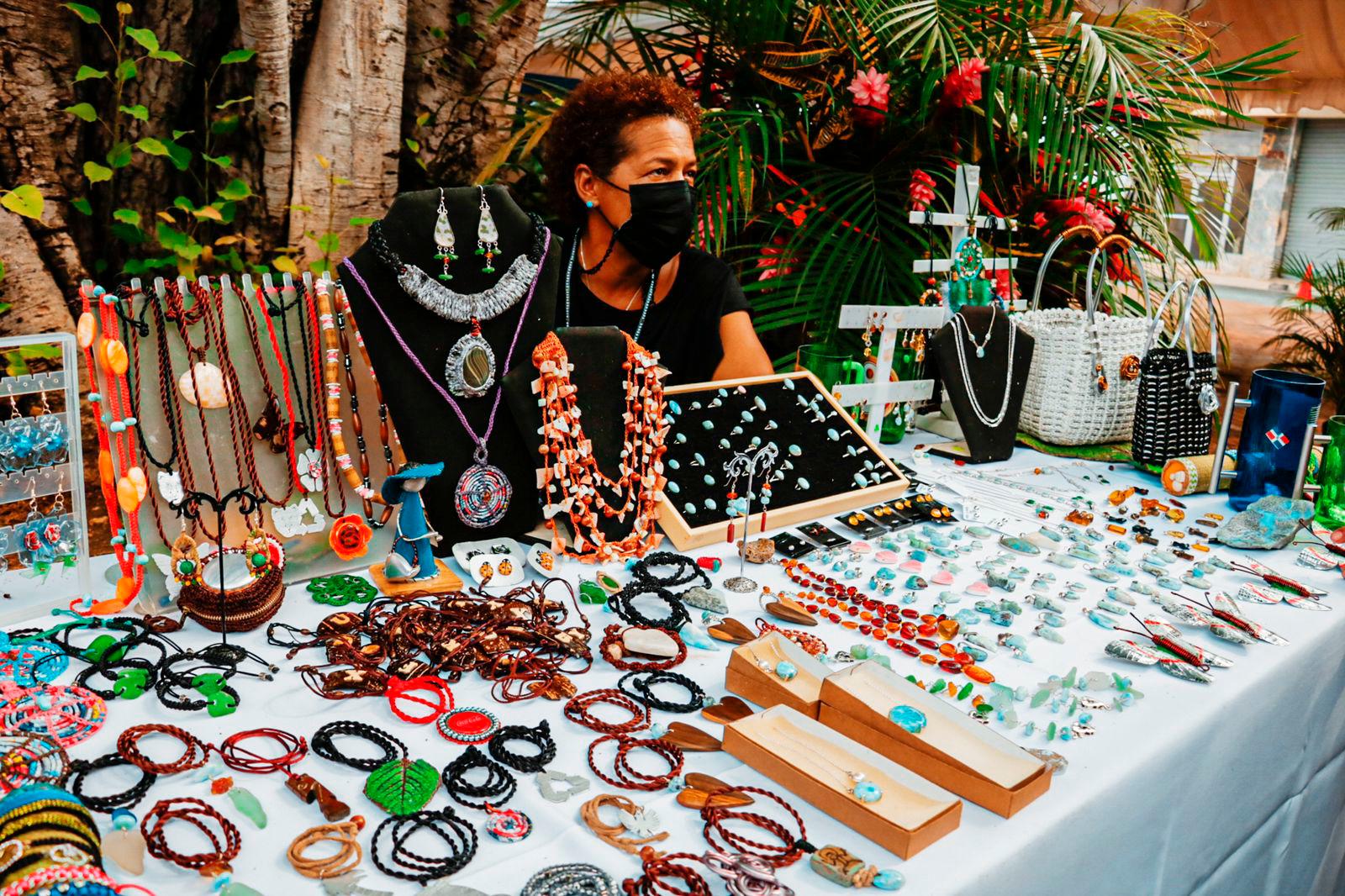 En la actividad hay artesanos locales con exposición y ventas de artículos. 