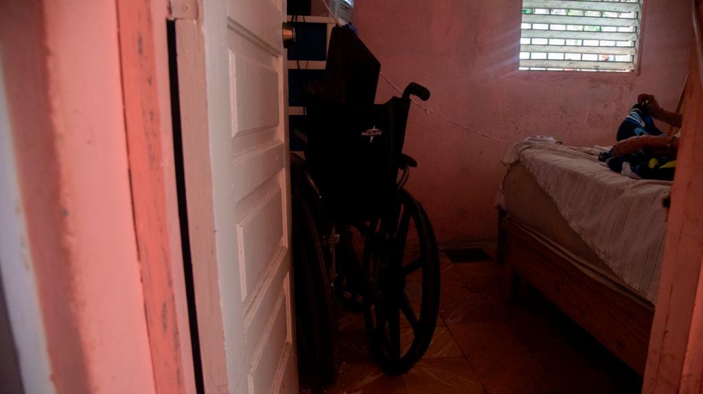 La falta de una silla de ruedas limita a la anciana