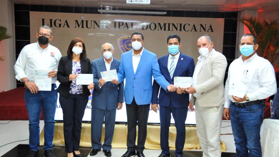 Liga Municipal Dominicana entrega 25,2 millones a alcadías 