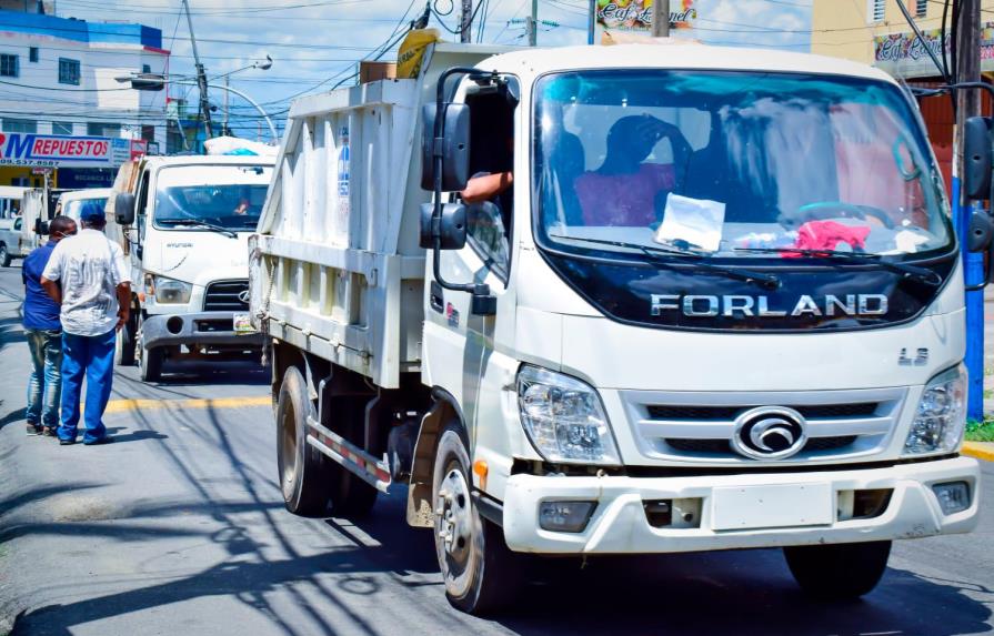 Cinco nuevos camiones mejorarían recogida de basura en Santo Domingo Oeste