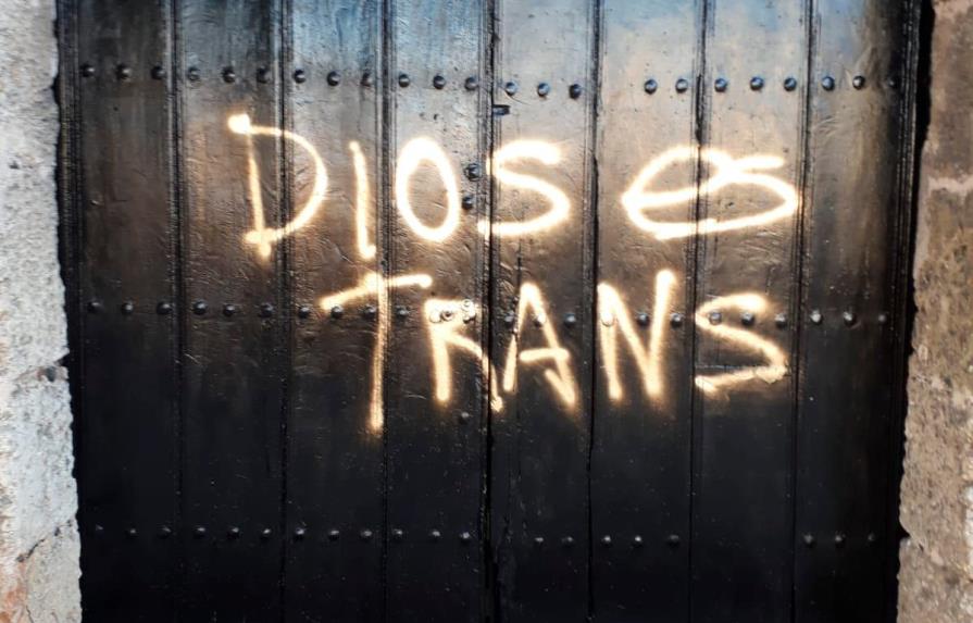 Colocan letrero en iglesia Las Mercedes que dice “Dios es Trans”
