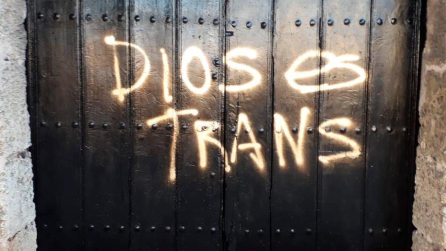 Colocan letrero en iglesia Las Mercedes que dice “Dios es Trans”