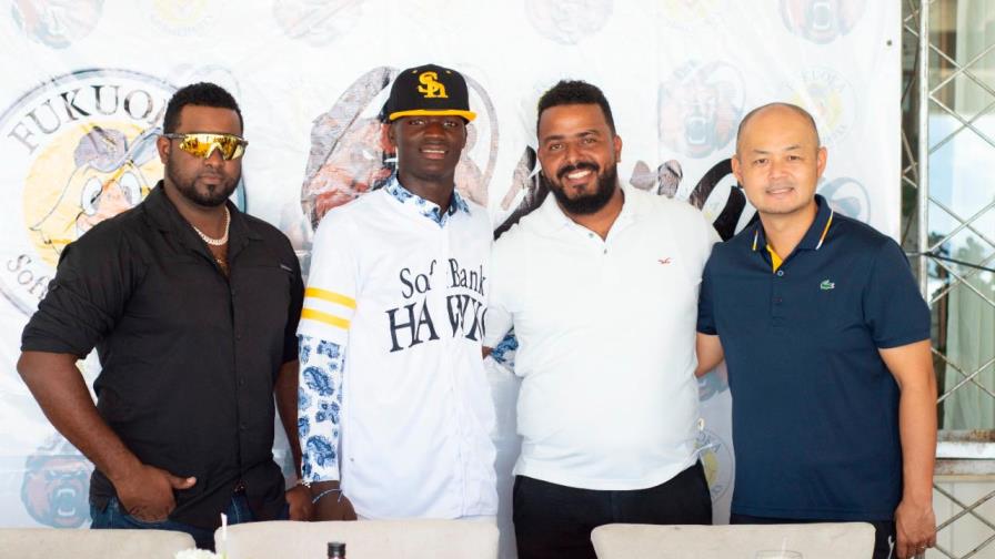 Soft Bank Hawks firma cotizado prospecto dominicano para Japón
