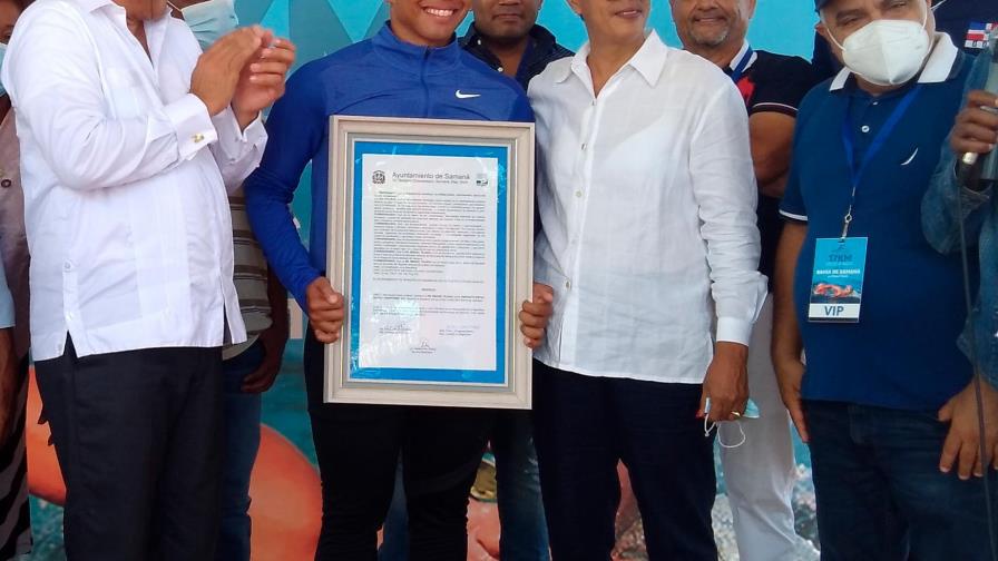 Miguel Tejada logra cruzar nadando la Bahía de Samaná