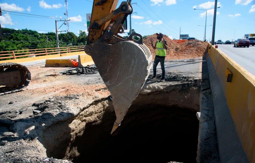Obras Públicas continúa trabajo para corregir socavón en elevado de la autopista Duarte
