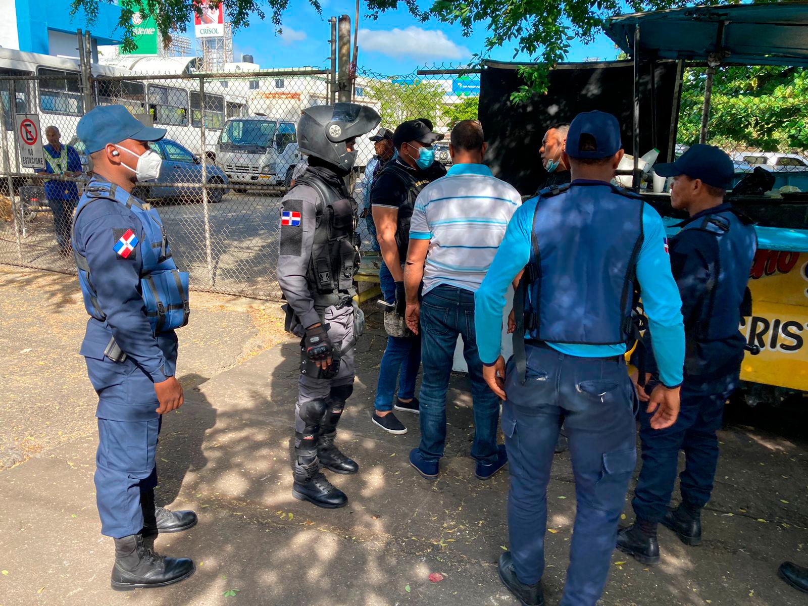 Los agentes mantienen el lugar limpio para evitar el retorno de los comerciantes.