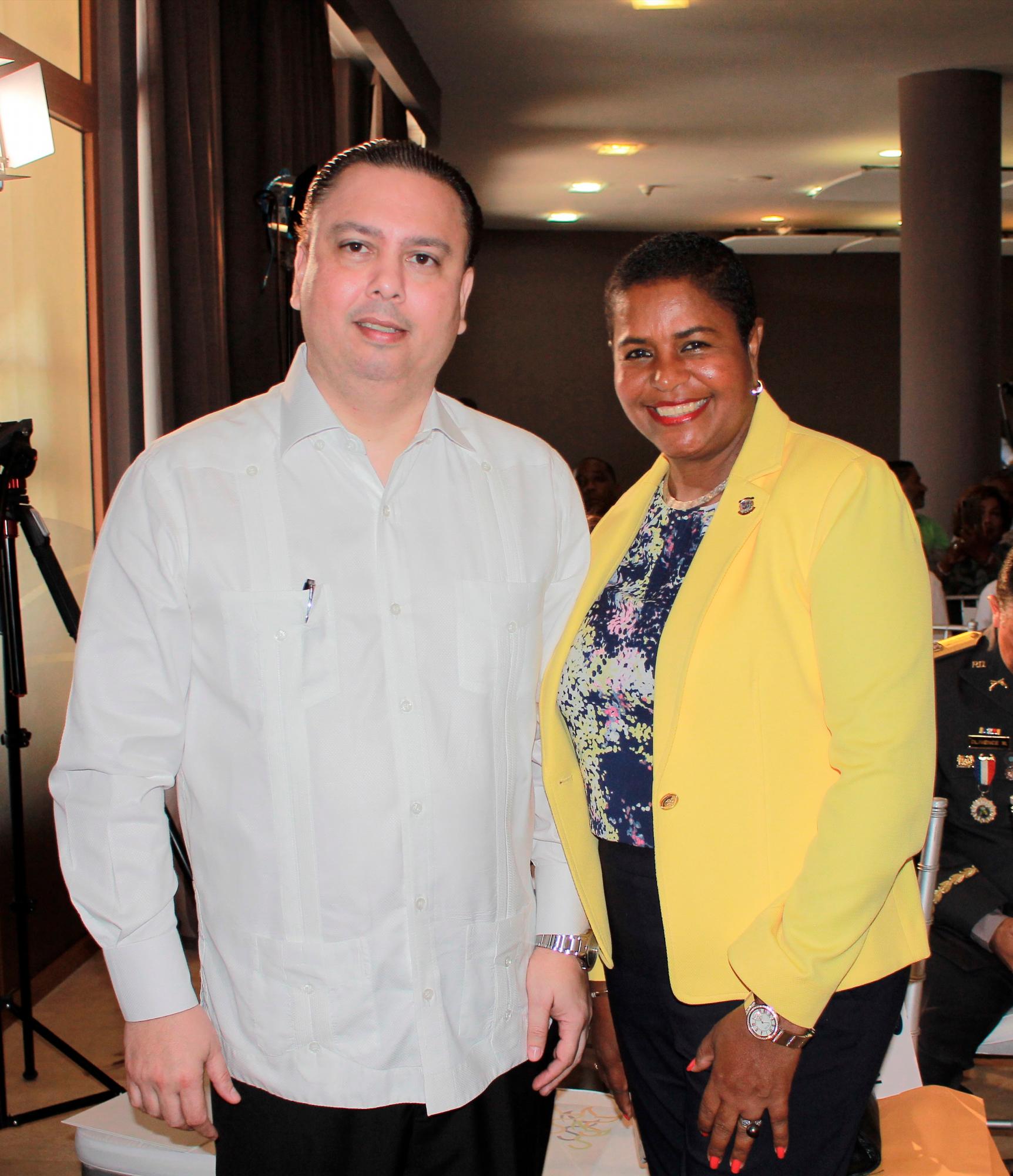 Yarin Casquero y Elsa de León.