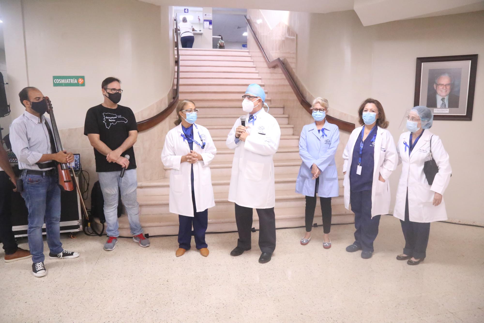 El director del IDCP, Víctor Pou, agradeció a los músicos por su intervención. (Fuente externa)