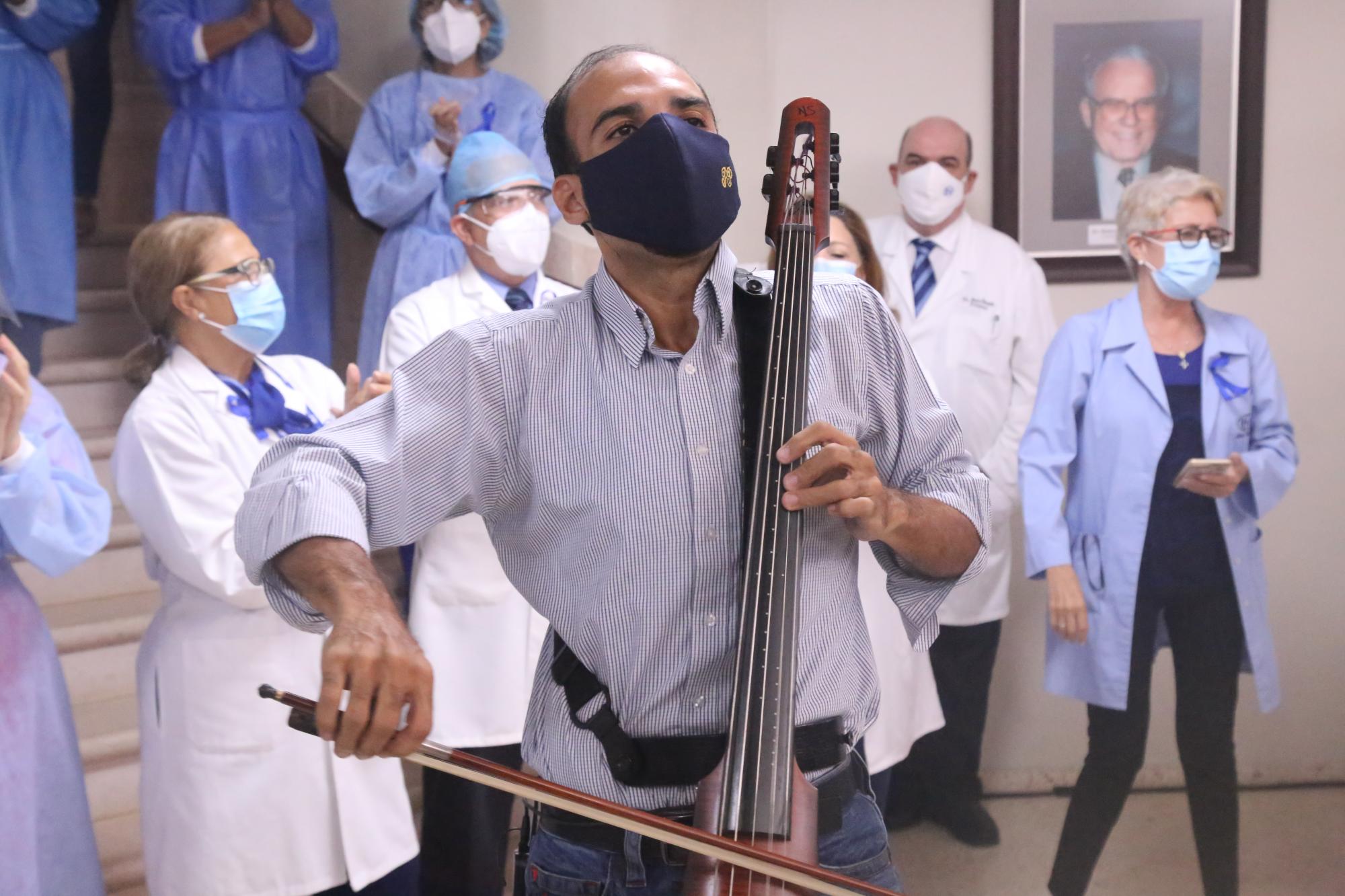 Juan Pablo Polanco lleva la música de su violonchelo a los hospitales en medio de la pandemia. (Fuente externa)
