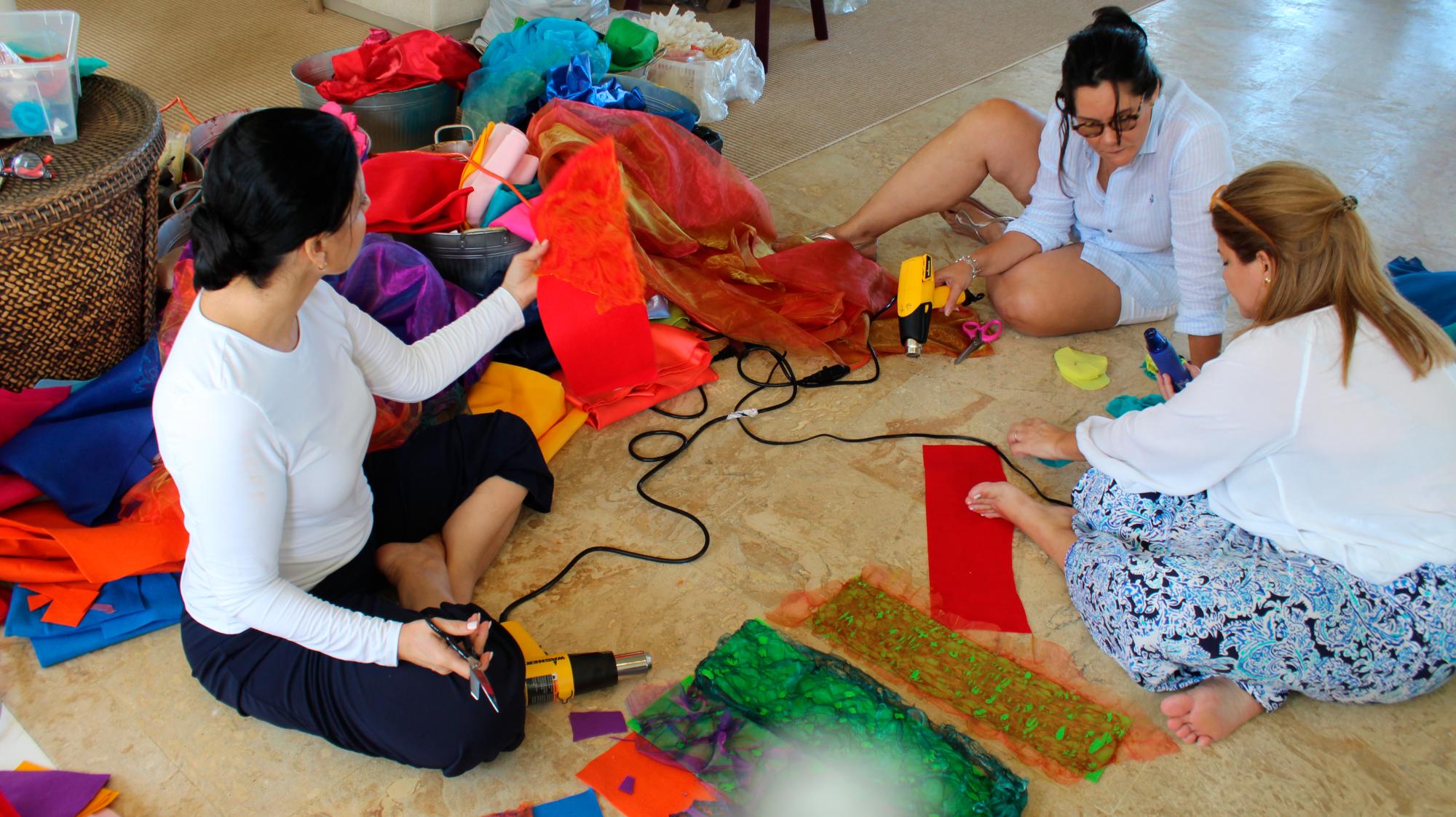 Los trabajos de confección de los trajes de Las Musas se convierten en una actividad de integración.