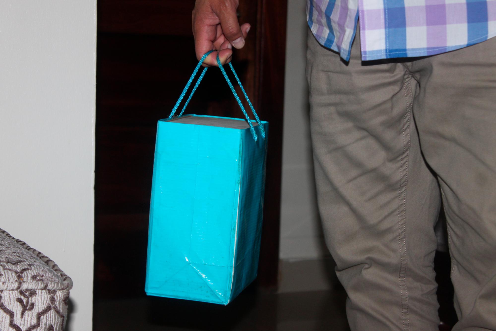 En esta bolsa Denny Meregildo guarda en su casa las cenizas de su padre.