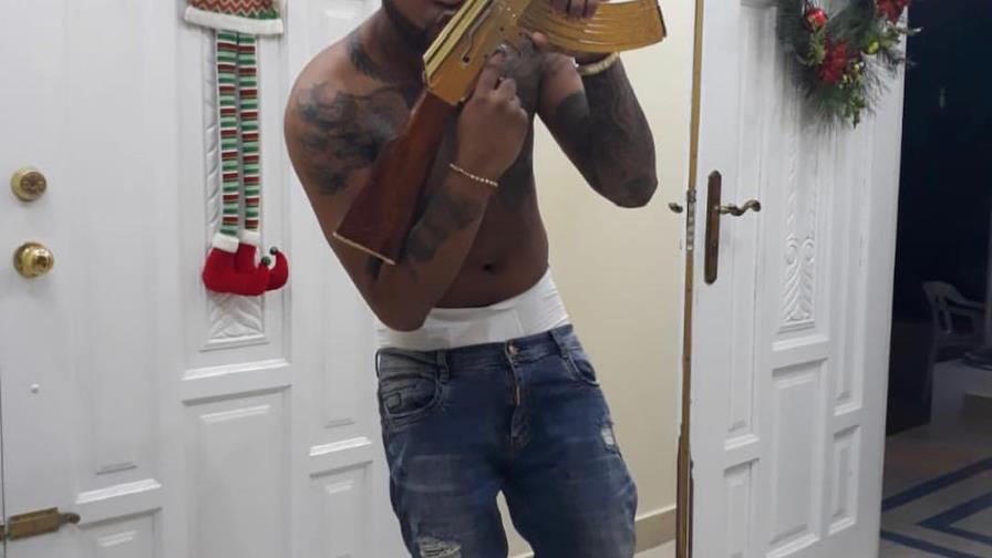 Críticas al Mayor Clásico por publicar foto con A-K47