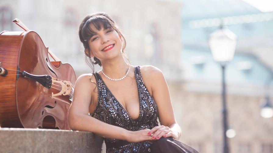  Nicole Peña-Comas celebra Grand Frisson 2021, Silver Medal en los Global Music Awards de Los Ángeles 