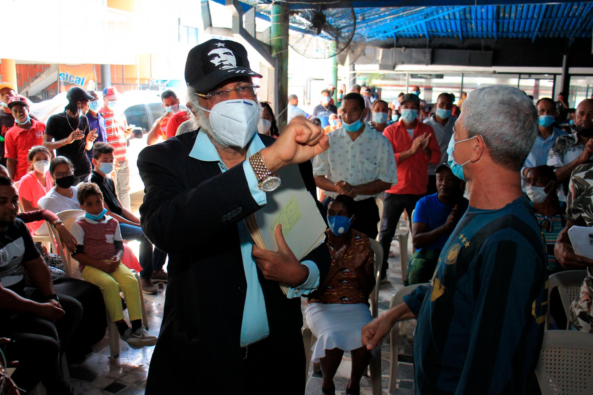 Juan Hubieres saluda a asistentes