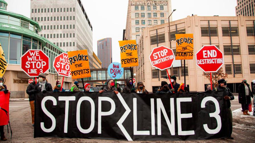 Rebelión indígena contra las “serpientes” de petróleo que envenenan a EE.UU.