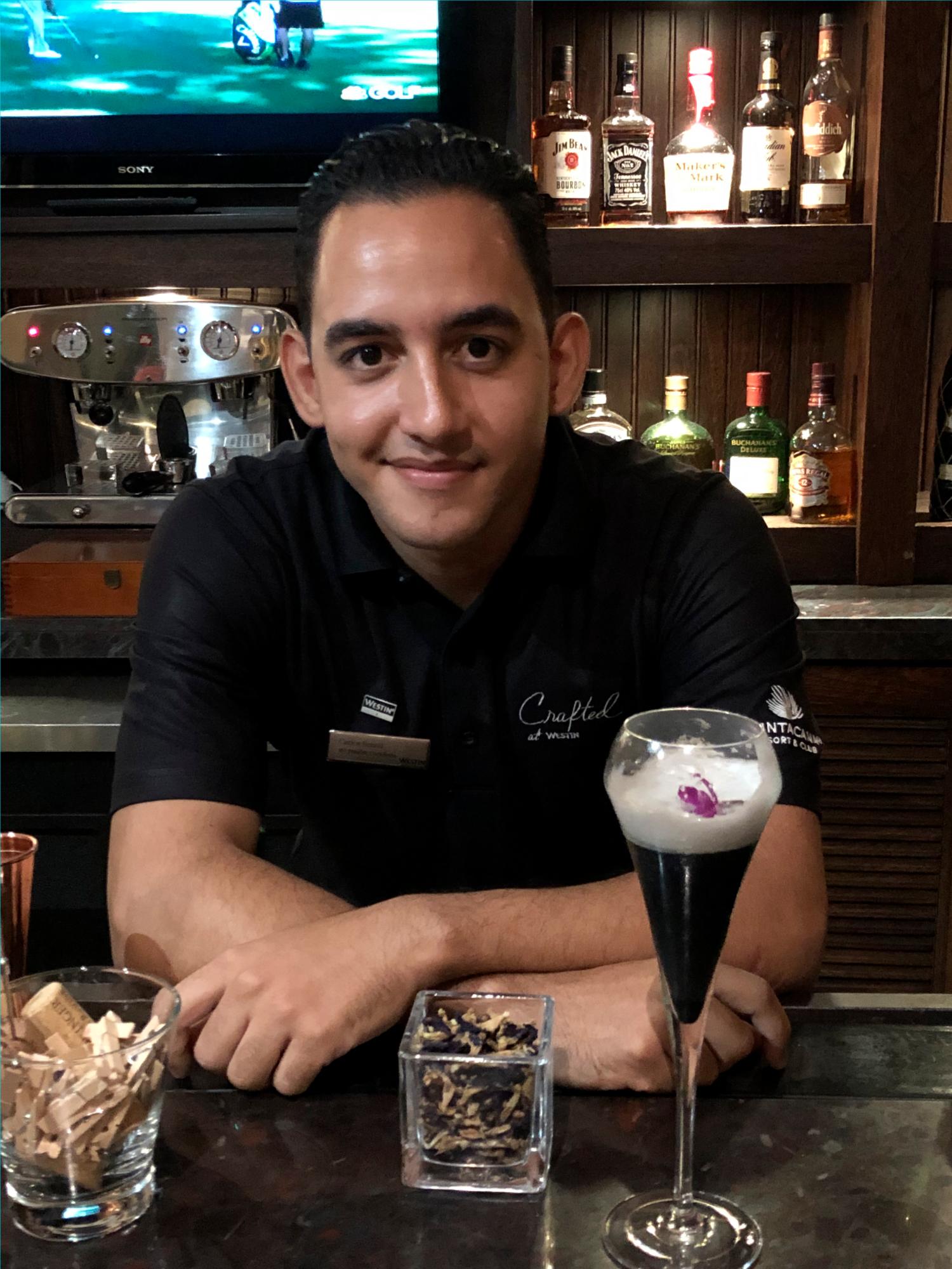 Carlos Benoit, capitán de bares del hotel.