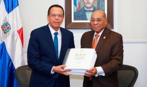 Ministro de Educación recibe 283 ejemplares de la Constitución diseñada en braille