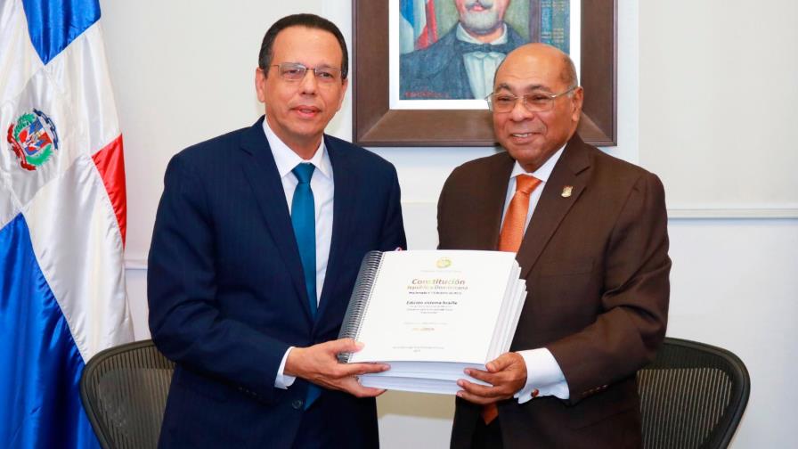 Ministro de Educación recibe 283 ejemplares de la Constitución diseñada en braille
