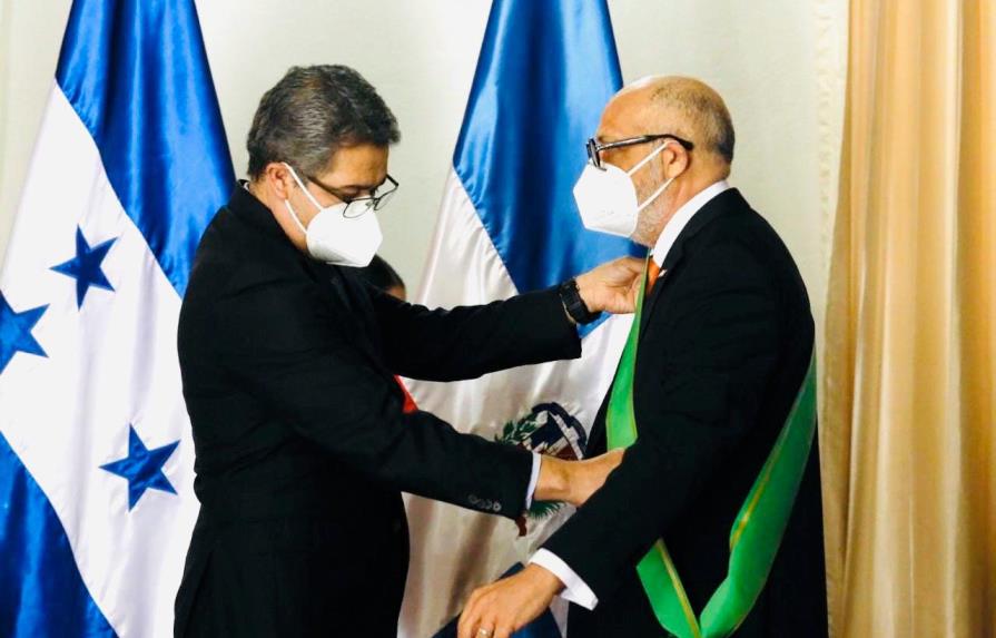 Honduras condecora al embajador dominicano Marino Berigüete
