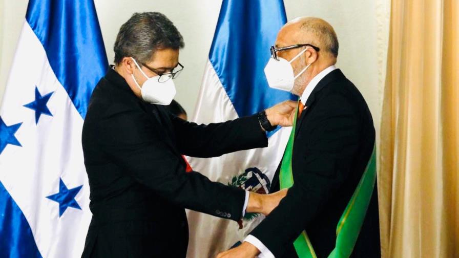 Honduras condecora al embajador dominicano Marino Berigüete