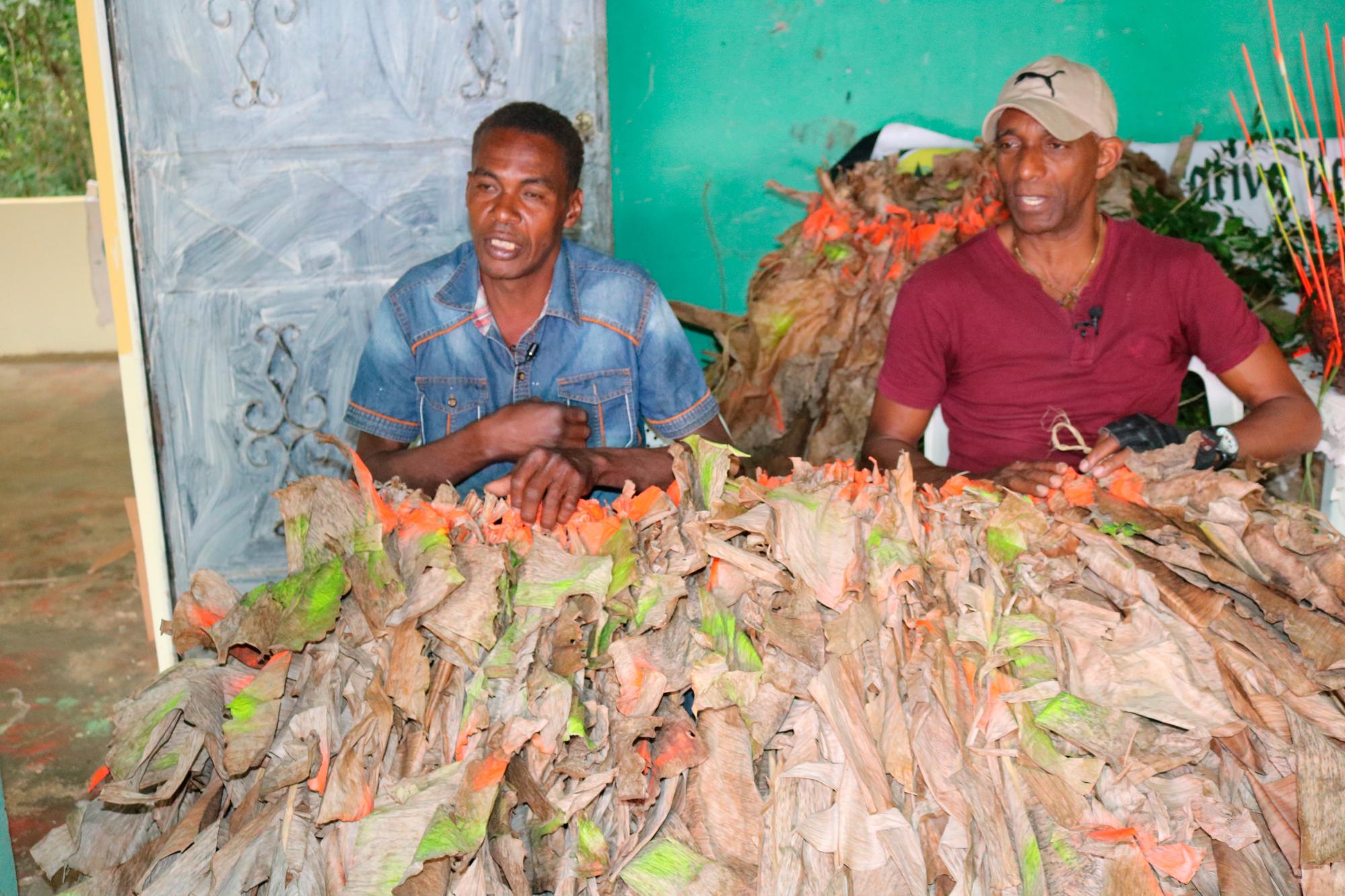 Alfredo Peña Santana y Félix López Ferrand, mientras conversaban sobre Las Marimantas de Yerba Buena, en Hato Mayor.