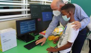 Niño construyó casa en un árbol en Azua recibe equipos del CTC