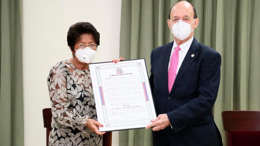 El Senado reconoce a Patria Rivas por sus 54 años al servicio de la salud 