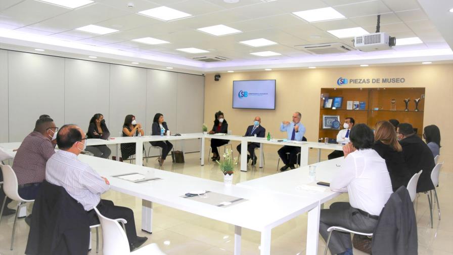 Superintendente se reúne con usuarios del sistema financiero